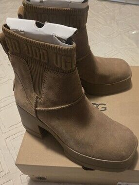 UGG Women's Moxi Chelsea Boot